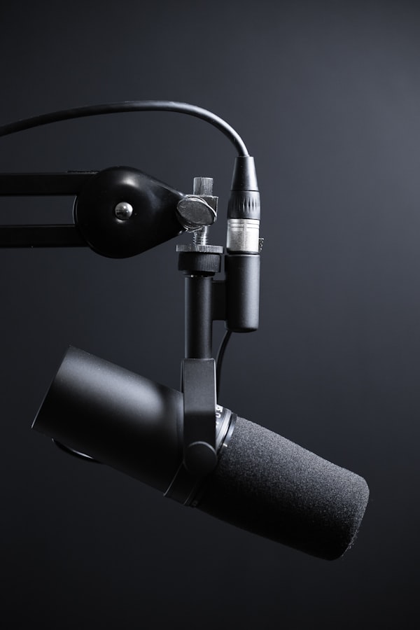 Estudio de grabación de podcast con micrófono premium